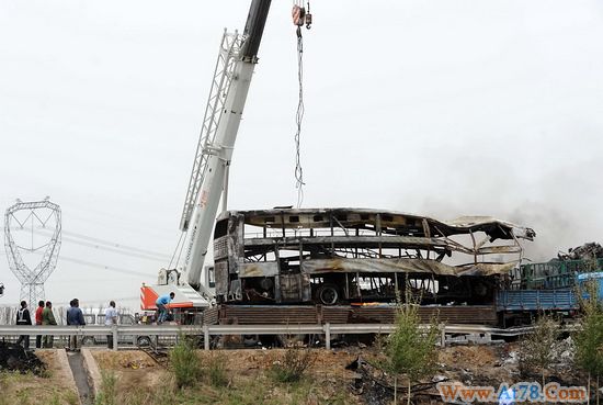 辽宁高速公路货车客车相撞起火致32死21伤