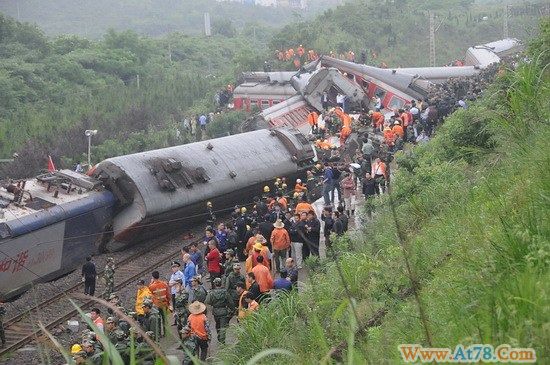 江西境内沪昆线列车脱线10人遇难