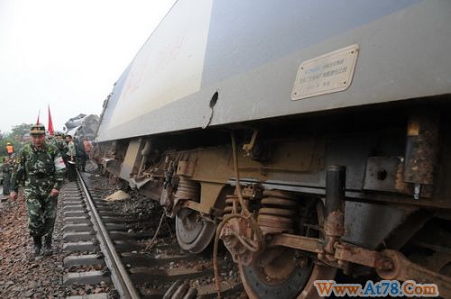 江西境内沪昆线列车脱线10人遇难
