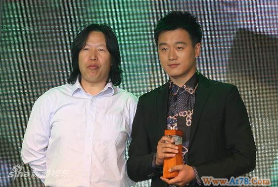 佟大为清爽亮相环保颁奖礼响应倡议拒奖项(图)