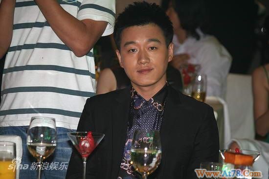 佟大为清爽亮相环保颁奖礼响应倡议拒奖项(图)