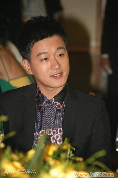 佟大为清爽亮相环保颁奖礼响应倡议拒奖项(图)