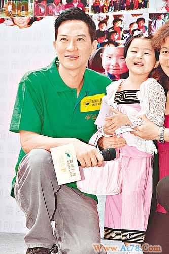 谢霆锋陪张柏芝庆生日后再离港拍新片(图)