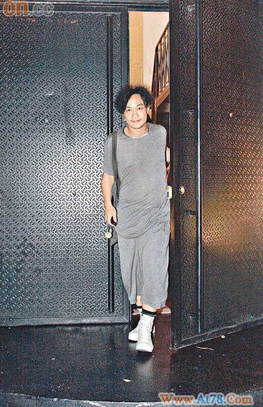 黄伟文庆41岁生日陈奕迅“露三点”祝寿(图)