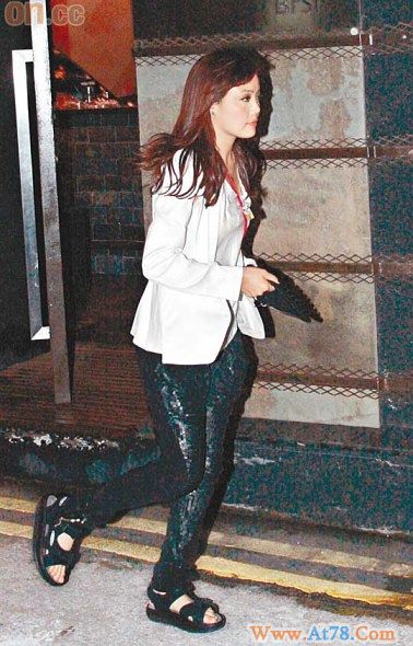 黄伟文庆41岁生日陈奕迅“露三点”祝寿(图)