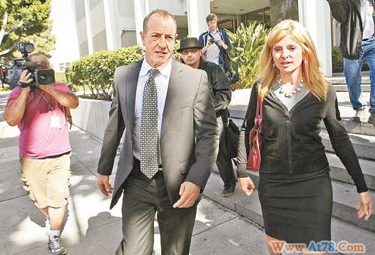 林赛只顾玩懒理被通缉戴手镯全天候受监察