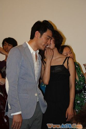 李光洁王珞丹出席艺术展荧屏情侣现场热聊(图)