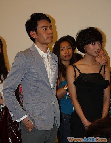 李光洁王珞丹出席艺术展荧屏情侣现场热聊(图)