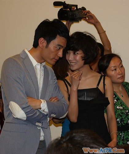 李光洁王珞丹出席艺术展荧屏情侣现场热聊(图)