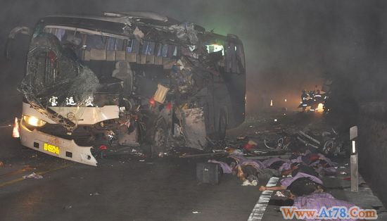 广西河池两辆大客车相撞致12人死亡(组图)