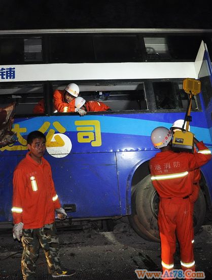 广西河池两辆大客车相撞致12人死亡(组图)