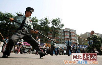 石家庄校园保安练习钢叉操上岗前要考试(组图)