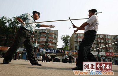 石家庄校园保安练习钢叉操上岗前要考试(组图)