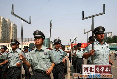 石家庄校园保安练习钢叉操上岗前要考试(组图)