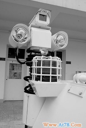 昆明特警配装甲车重达6吨可乘8人(组图)