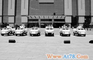 昆明特警配装甲车重达6吨可乘8人(组图)