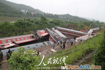 山体滑坡致沪昆线火车脱线乘客睡梦中遭遇事故