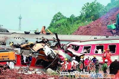 江西客车脱轨事故现场目击：一节车厢拧成麻花