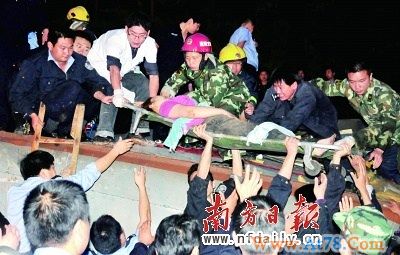 江西客车脱轨事故现场目击：一节车厢拧成麻花