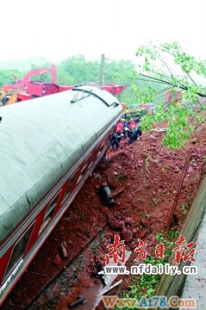 江西客车脱轨事故现场目击：一节车厢拧成麻花
