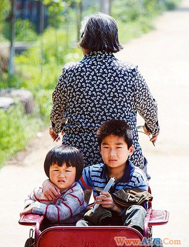 媒体称留守儿童隔代教育需引起关注(图)