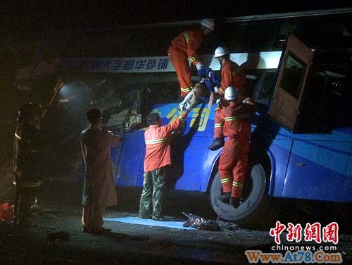 广西河池两辆客车相撞11人死亡36人受伤(图)