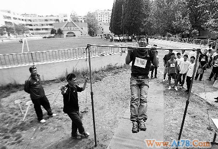 青岛招校园保安测试体能大部分应聘者状况堪忧