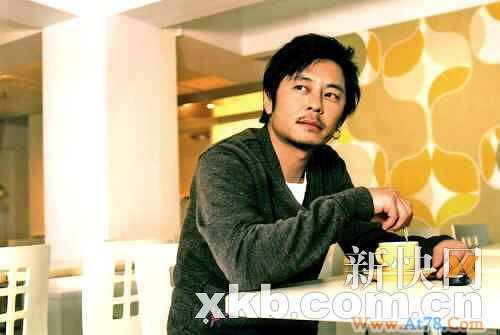 王杰23岁女友曝光样貌似村姑同居在村屋(图)