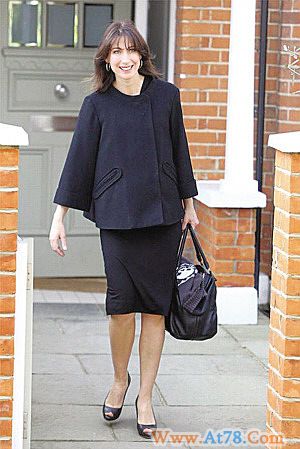 英国首相夫人穿丁字裤装扮被狗仔队抓拍(组图)