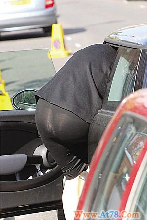 英国首相夫人穿丁字裤装扮被狗仔队抓拍(组图)
