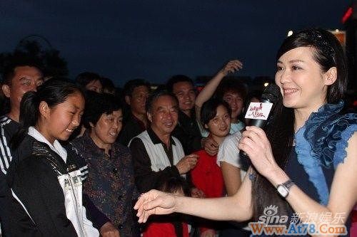 李琳送电影受欢迎爱心大使现身襄樊(图)