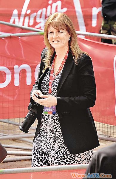 莎拉涉用前夫英国王子安德鲁身份敛财