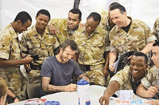 贝克汉姆探望驻阿富汗英军有求必应签名(图)