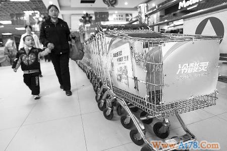 超市的手推车被挂上了各式各样的广告(欧阳祖兵/摄 图片来源:重庆商报)