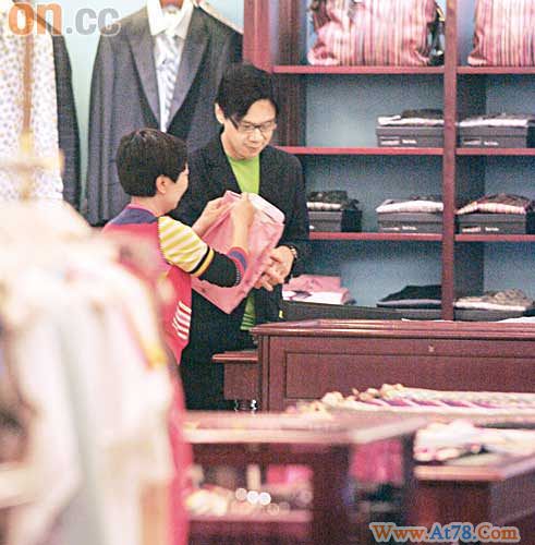 陈志云迎接新工作买粉红战衣闻爱将笑而不语