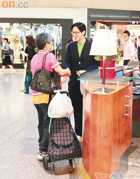 陈志云迎接新工作买粉红战衣闻爱将笑而不语