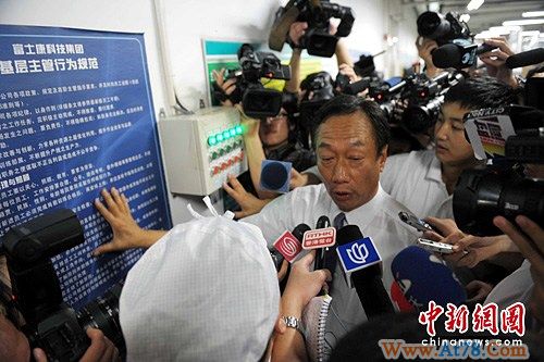 深圳富士康首度大规模开放记者参观郭台铭陪同