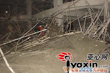 新疆和田在建高层坍塌造成一死九伤(组图)