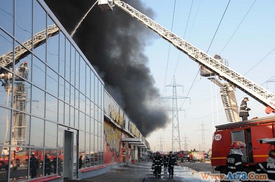 罗马尼亚红龙中国商品市场失火两大型商厦烧毁