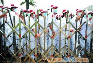 南海本田工人高喊罢工到底口号要求重整工会