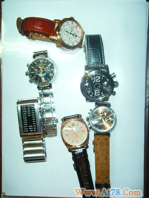 法官清点侯耀文部分遗产玉石名表等现身(组图)