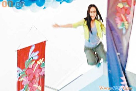 阿娇高台跳水极度惊慌接受挑战一跃而下(图)