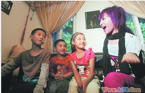 范晓萱探访SOS儿童村童心未泯模仿“绵羊音”