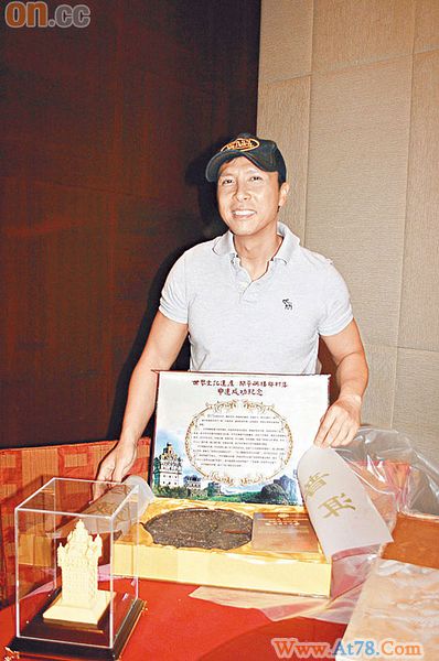 甄子丹按手印衣锦还乡与吕良伟对亲家(图)