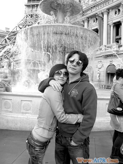 郑钧昨日西安领结婚证妻子刘芸微博透露婚讯