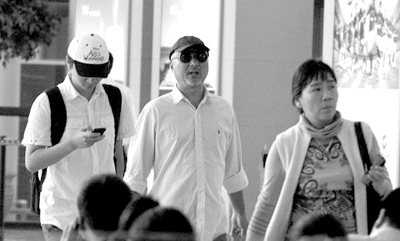 陈佩斯一家出游上海儿子陈大愚乖巧相随(图)