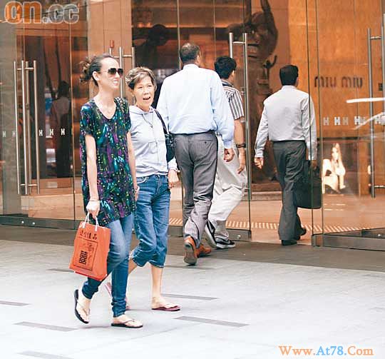 韩君婷再度明显消瘦做孝顺女陪母亲逛街