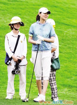 孙楠来渝打高尔夫遮老婆脸不想她被拍(图)
