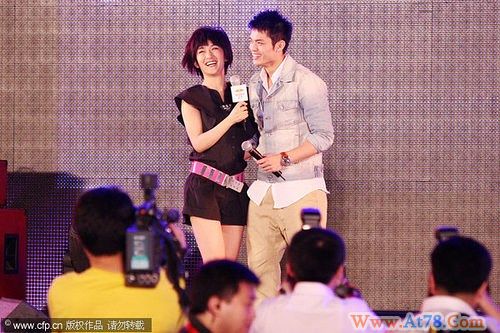 谢娜狂吃林丹“豆腐”:你是我的超级偶像(图)