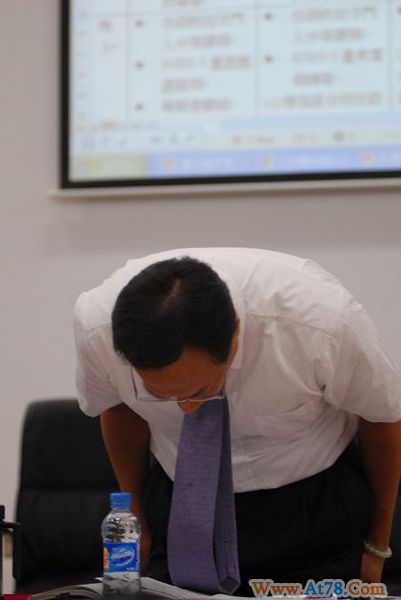 郭台铭赴富士康遭围堵 就跳楼事件鞠躬致歉(图)